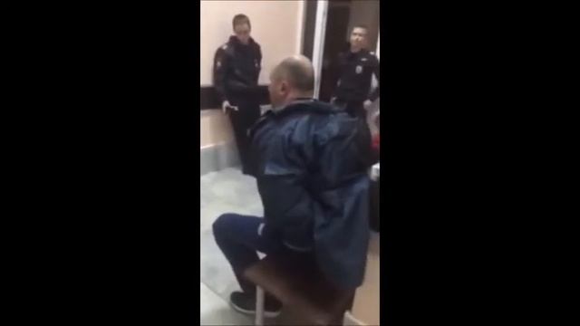 Федеральный судья бьет полицейских смотреть онлайн