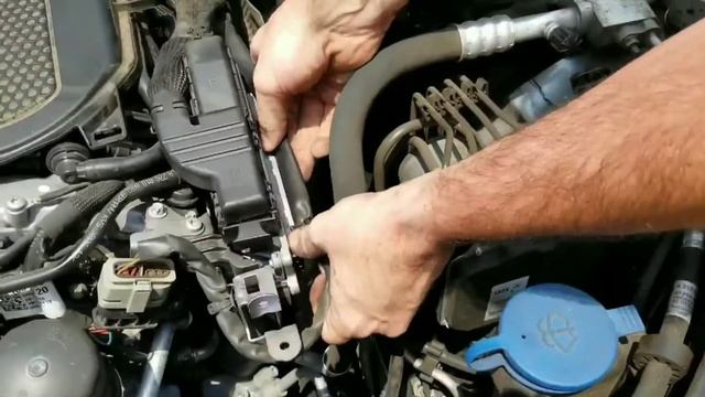 Mercedes M276 Naturally Aspirated ECU Engine Computer Removal.
