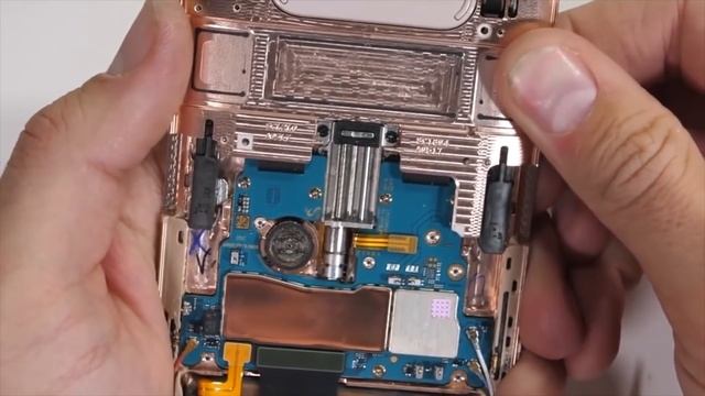 САМЫЕ ХРУПКИЕ СМАРТФОНЫ 2019-2020 ГОДА ПО ВЕРСИИ JerryRigEverything смотреть онлайн