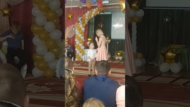 Грустная песня мамы и сына на выпускном. Смотреть всем смотреть онлайн