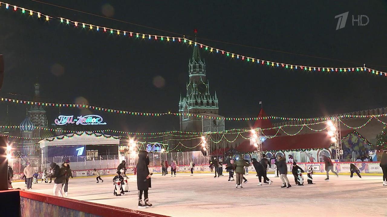 На Красной площади торжественно открылся каток смотреть онлайн