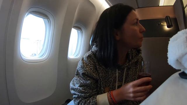 AL MOURJAN BUSINESS LOUNGE В АЭРОПОРТУ ХАМАД. БИЗНЕС КЛАСС Q-SUITE QATAR AIRWAYS. ЛУХАРИ ПЕРЕЛЁТ) смотреть онлайн