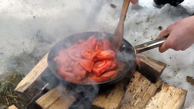 Шакшука(яичница с помидорами) в лесу на огне. смотреть онлайн