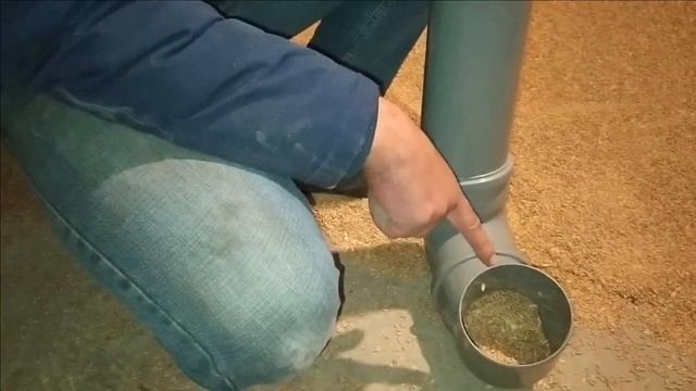 Бункерная кормушка из канализационной трубы+ экономия корма!!! Птица растет на глазах!! смотреть онлайн