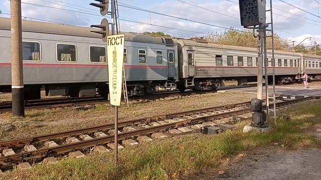 Вл10-873 с пассажирским поездом сообщением Успенская-Макеевка прибывает на станцию Макеевка смотреть онлайн