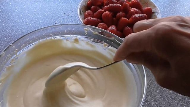 КЛУБНИКА свежая в сливочном желе Рецепт сливочного или сметанного желе смотреть онлайн