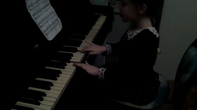 Маленькая девочка очень красиво играет на пианино смотреть онлайн