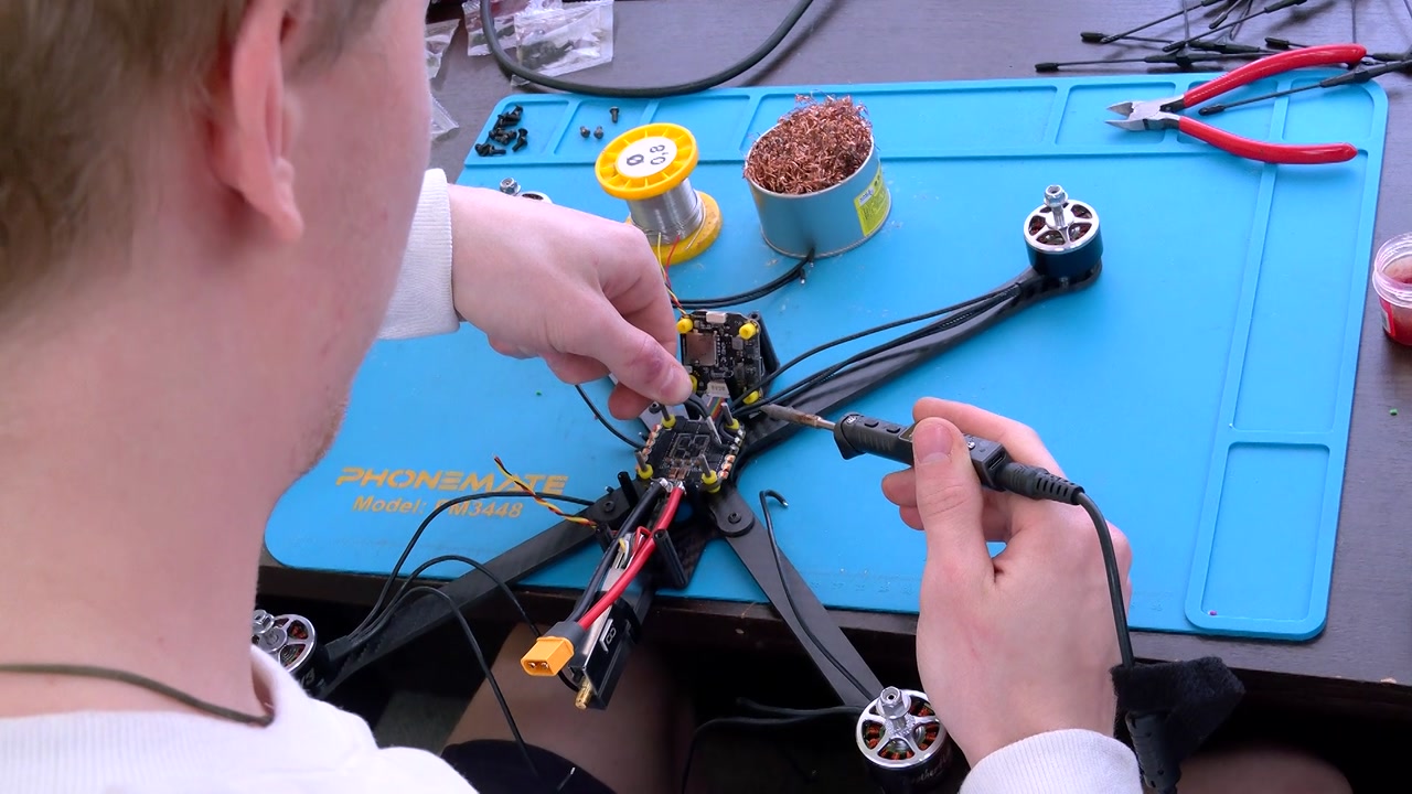 «Сусанин-дрон». В Костроме волонтеры собирают уникальные беспилотники