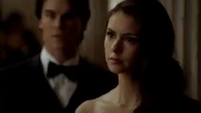 Dnevniki Vampira 3 14 ochen' krasivyj moment kogda Elena vhodit na bal, a Dejmon i Stefan vstrechay смотреть онлайн