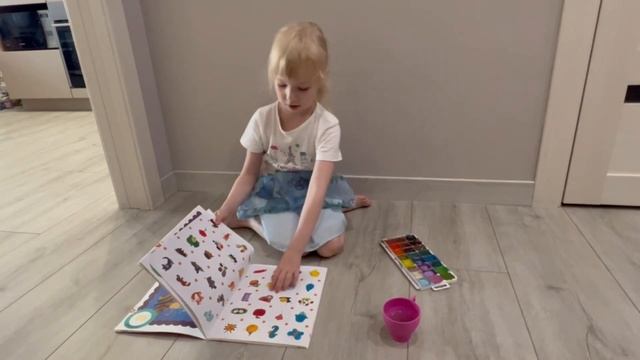 Раскраска пальчиками. MaryLike) Видео для детей. Поиграй с Машей, раскрась картинку. смотреть онлайн