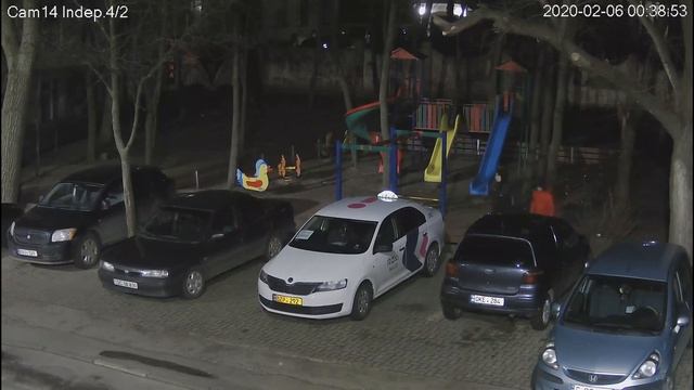 Подростки разбили окно припаркованного такси и обчистили салон смотреть онлайн