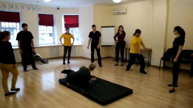 Отрабатываем падения в школе каскадеров смотреть онлайн