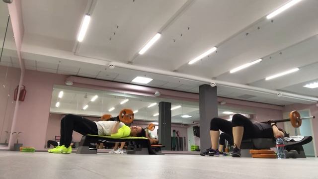 Жим узким хватом- упражнение с акцентом на трицепс/ Техника выполнения/Обучение фитнес инструкторов смотреть онлайн