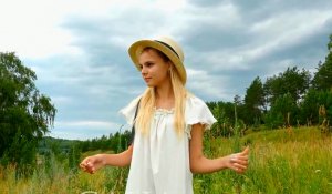 Девушка в лесу