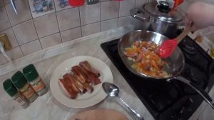 Суп  с  зеленого горошка с копчеными ребрышками .