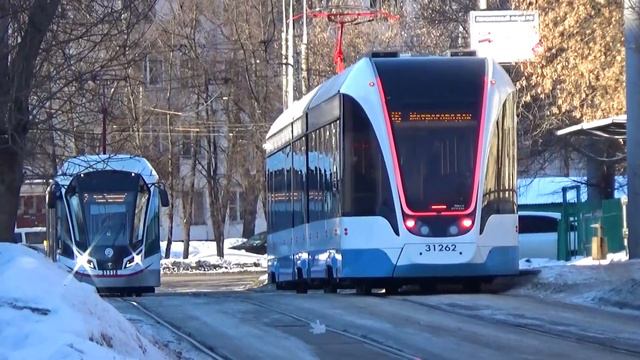 Движение современных трамваев "Витязь-М" и "Витязь-Москва" в мартовский морозный день смотреть онлайн