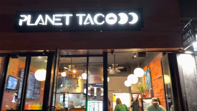 Late night walk along the East Village, NYC смотреть онлайн