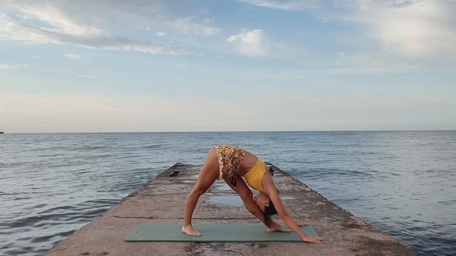 Йога практика «Приветствие Луне» | Чандра намаскар | Ежедневная практика йоги на 20 минут смотреть онлайн