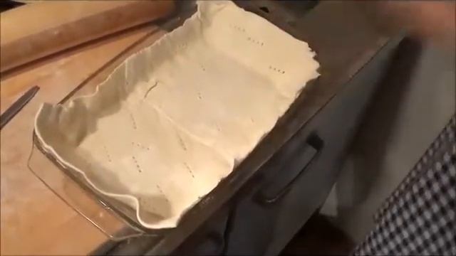 Тарт с сыром бри, луковым чатни и сливами