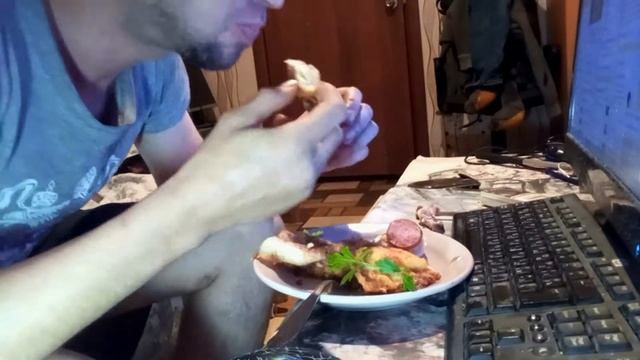 Ем кальмары в кляре, цыплёнка, картофельную котлету и яйцо с сыром и колбасой смотреть онлайн