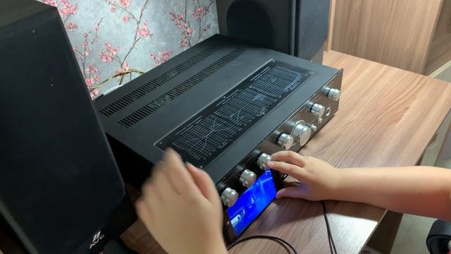 Марк играет и СЛУШАЕТ громкую музыку! смотреть онлайн