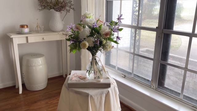 A Cheerful Hand-Tied Bouquet for Spring смотреть онлайн
