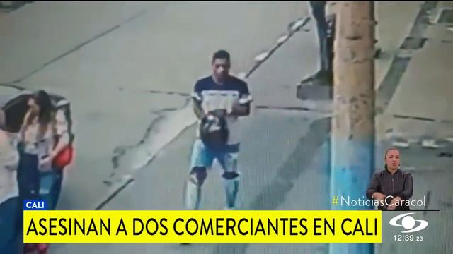 Sicario asesinó a un comerciante y a su hijo en el centro de Cali: fuerte video смотреть онлайн