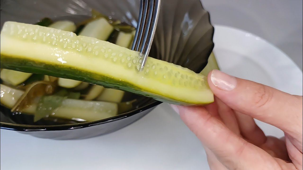 "Маринованные огурцы за три минуты. Пробую новый способ приготовления, делюсь своими впечатлениями. смотреть онлайн