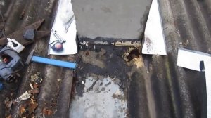 ПРОТЕКАЕТ КРЫША  (вокруг трубы)