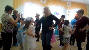 Веселый танец с мамами на 8 марта, День матери в детском саду