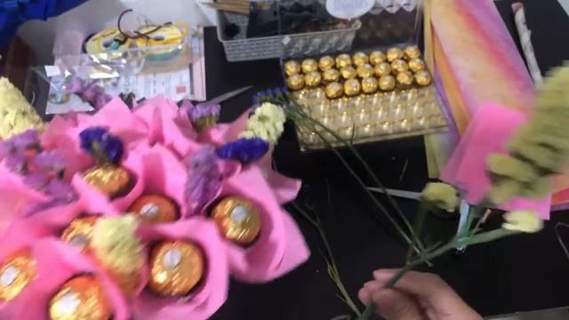 DIY Ferrero Bouquet with Statice Flower (How to make Ferrero Bouquet) смотреть онлайн