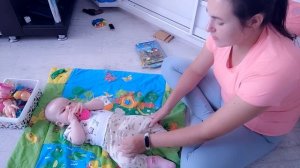 Как научить ребенка сидеть?  Когда присаживать малыша? Развитие ребенка в 6 месяцев.