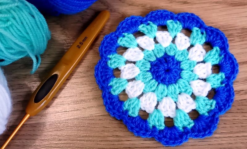 Вяжем разноцветную ПОДСТАВКУ под горячее крючком смотреть онлайн