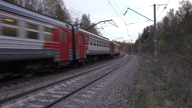 Электропоезд ЭД4МК-0112 на фоне осенней природы! смотреть онлайн