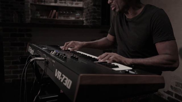 Roland V-Combo VR-730 Live Performance Keyboard: Split Setting Sound Preview смотреть онлайн