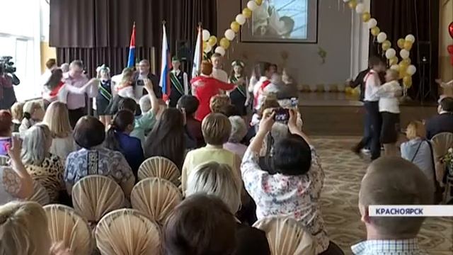 Сегодня во всех школах Красноярска для выпускников прозвенели последние звонки смотреть онлайн