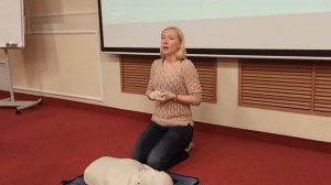 Как правильно делать дыхание рот в рот и непрямой массаж сердца