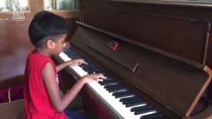 индийский мальчик играет на пианино
