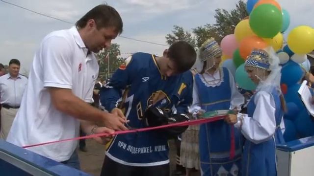 Открытие хоккейной коробки в Павлоградском районе смотреть онлайн