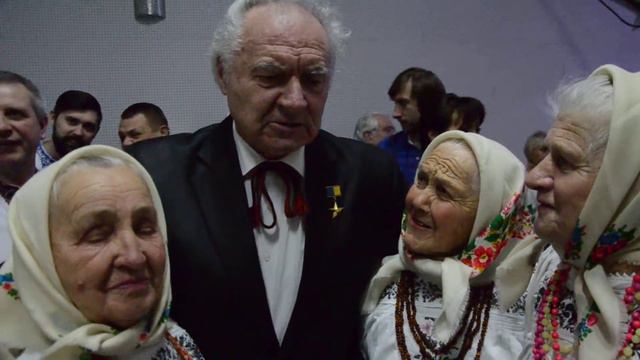 Анатолій Паламаренко читає усмішки Бовсунівським бабусям смотреть онлайн