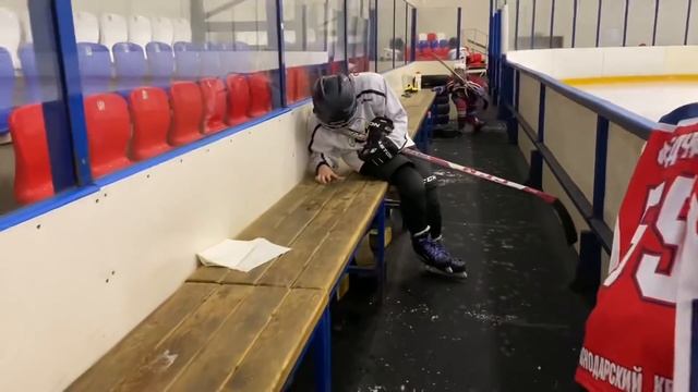 Алиса ХОККЕЙСТ! Нога больше не болит и можно приступить к тренировкам! Kids hockey ? смотреть онлайн