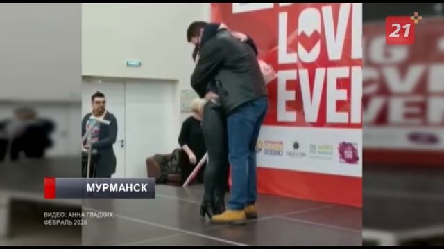 В мурманском ЗАГСе молодожены вынуждены давать клятву верности в одиночестве смотреть онлайн