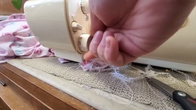 Pearl edging Baby Lock Serger set up - A great way to finish the edge of your knit shirts смотреть онлайн