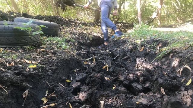 ПЕРВЫЙ ДЕНЬ В КАЧАЛКЕ |КОПАЮ РУЧЕЙ НА ПРУДУ ! смотреть онлайн