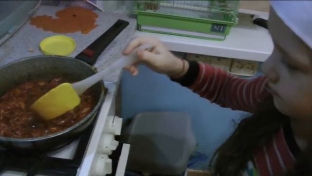 Катя варит красный борщ из свежей капусты. Очень вкусно, а если добавить еще сметаны.Это вообще... смотреть онлайн