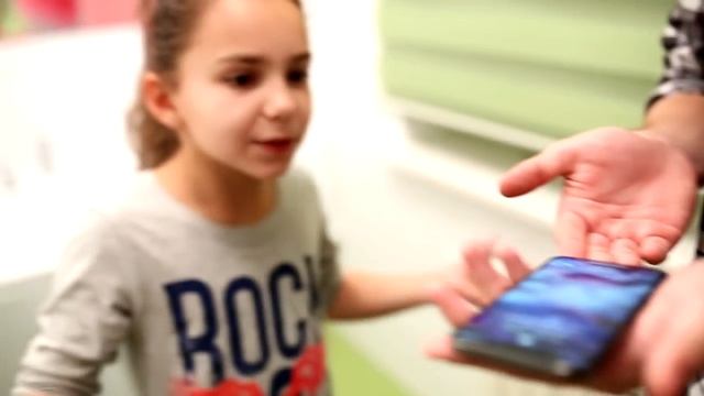ПОДАРИЛ СЕСТРЕ IPHONE X смотреть онлайн
