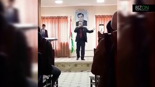 Поет на кыргызском языке песню "Арман" на фоне портрета таджикского президента Эмомали Рахмона. смотреть онлайн