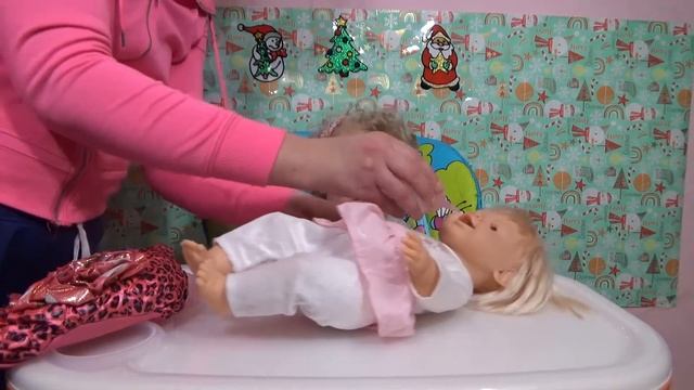 Накормим куклу Пупсиком играем кормим поим одеваем памперсы Doll to play feed clothe diapers смотреть онлайн