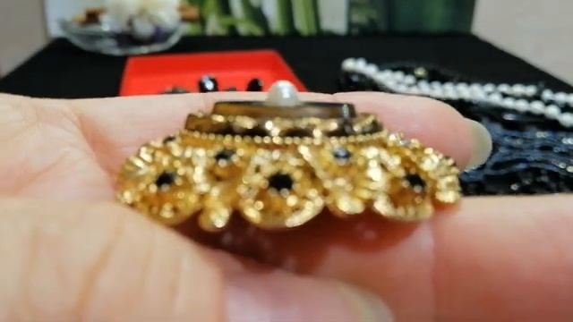 Винтажные украшения: Элегантность чёрных украшений смотреть онлайн