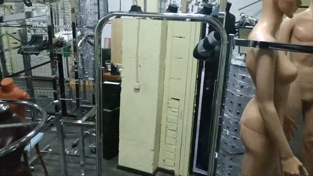 Зеркало напольное на колесах в раме 294.mp4 смотреть онлайн